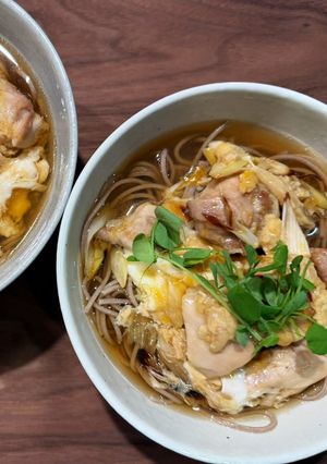 ほっこり美味しい！焦がしネギと鶏肉の親子そば-レシピのメイン写真