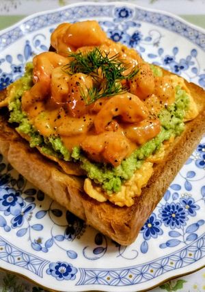 簡単ランチ！アボガドとエビと卵のトースト-レシピのメイン写真