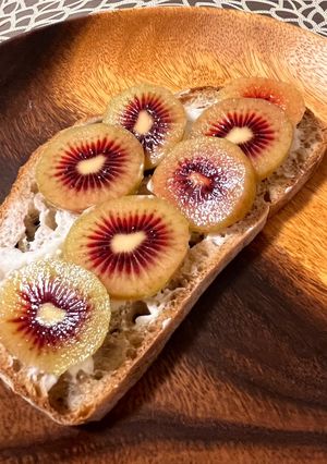 キウイとリコッタクリームのオープンサンド-レシピのメイン写真