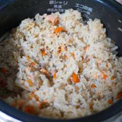 A picture of 丸ごと鮭の炊き込みご飯(冷凍のまま簡単).