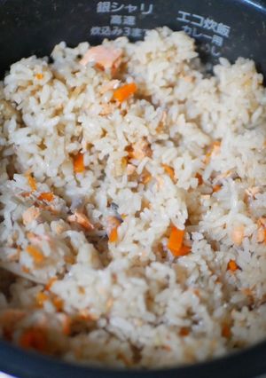 丸ごと鮭の炊き込みご飯(冷凍のまま簡単)-レシピのメイン写真