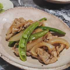 รูปของ 豚こま肉と新玉ねぎの炒め物☆