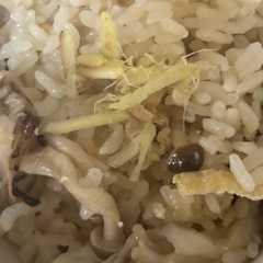 รูปของ 舞茸としめじの炊き込みご飯😋