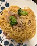 冷凍ブロッコリーと冷凍豚バラのパスタ
