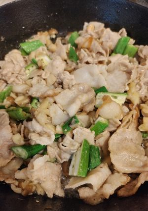 豚バラ肉とオクラとしめじの炒め物-レシピのメイン写真