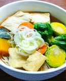 冷凍豆腐と芽キャベツ、野菜の温かい蕎麦