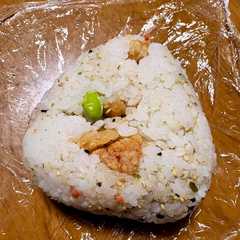 รูปของ 唐揚げと枝豆のおにぎり