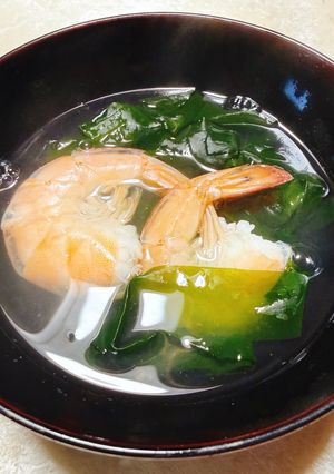 海老と湯通しわかめのお吸い物😻-レシピのメイン写真