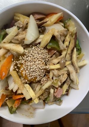 お一人様野菜たっぷりビビンバウインナー丼-レシピのメイン写真