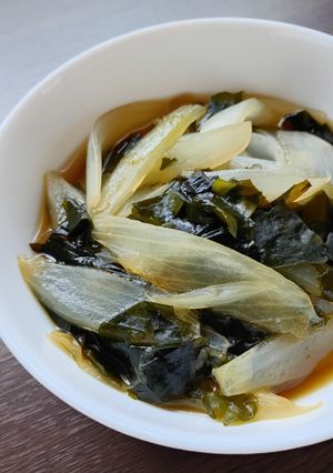 新玉ねぎとわかめの煮物-レシピのメイン写真