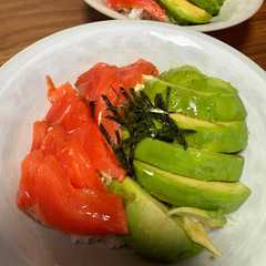 รูปของ サーモンアボカド丼