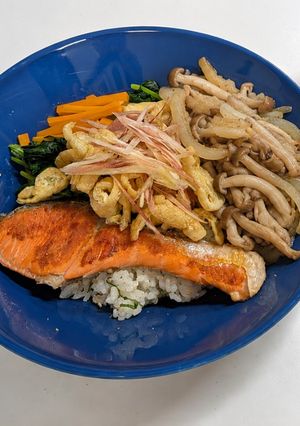 出汁で楽しむ　彩り野菜と鮭の一汁三菜丼-レシピのメイン写真