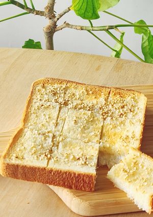 白だしで簡単ガーリック旨塩バター胡麻パン-レシピのメイン写真