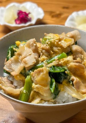 つるむらさきと豚バラ肉の卵とじ丼-レシピのメイン写真