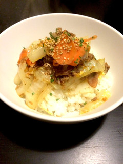 白菜とたまごの炒め物をご飯に乗せたもの-レシピのメイン写真