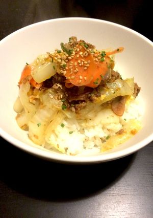 白菜とたまごの炒め物をご飯に乗せたもの-レシピのメイン写真