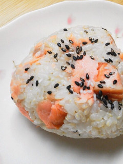 どこを食べても鮭!鮭!鮭!おにぎり-レシピのメイン写真