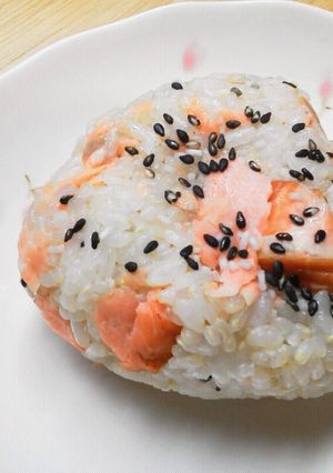 どこを食べても鮭！鮭！鮭！おにぎり-レシピのメイン写真