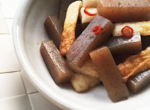 簡単！お弁当。こんにゃくと竹輪のピリ辛煮-レシピのメイン写真