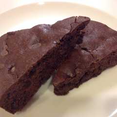 รูปของ チョコチップたっぷり濃厚ブラウニー