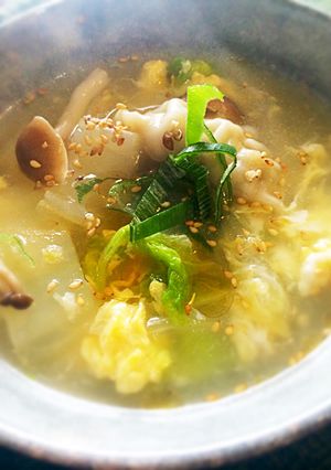冷凍餃子で簡単10分！白菜で中華風スープ-レシピのメイン写真