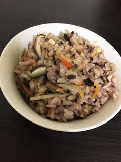 もちもち!黒米とごぼうの炊き込みご飯-レシピのメイン写真