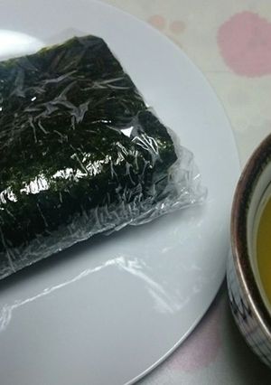 きのこダシの滲みたトロロ昆布のおにぎらず-レシピのメイン写真