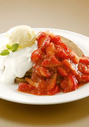 たっぷりイチゴソースのチョコホットケーキ-レシピのメイン写真