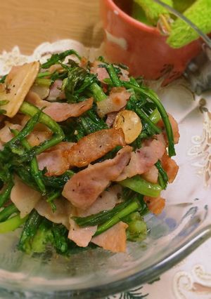 春菊とベーコンの美味しい炒め-レシピのメイン写真