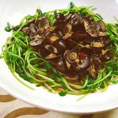 A picture of しじみと豆苗の醤油にんにく炒め.