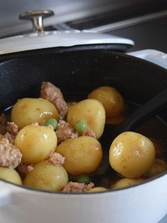 ストウブでじゃが芋の煮っ転がし(そぼろ煮-レシピのメイン写真