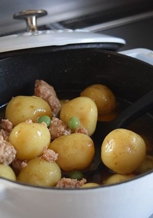 ストウブでじゃが芋の煮っ転がし（そぼろ煮-レシピのメイン写真