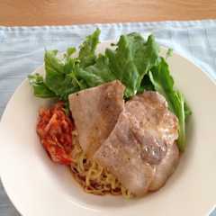 รูปของ マルちゃん正麺で焼肉のせ冷やし中華