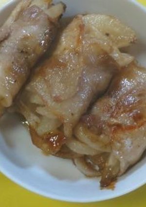 スライスオニオンを豚肉で巻いて焼く-レシピのメイン写真