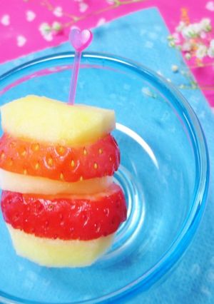 簡単☆弁当にも♬りんごといちごピンチョス-レシピのメイン写真