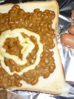 納豆トーストと皮無しウィンナー晩飯-レシピのメイン写真