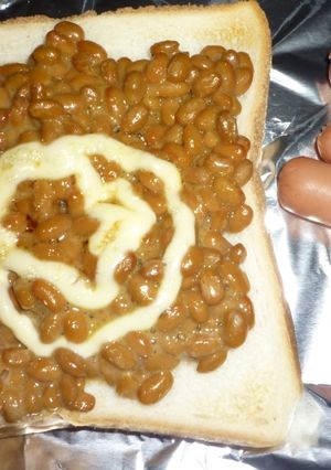 納豆トーストと皮無しウィンナー晩飯-レシピのメイン写真