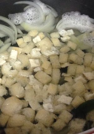 玉ねぎ、ワカメ、油揚げの味噌汁-レシピのメイン写真