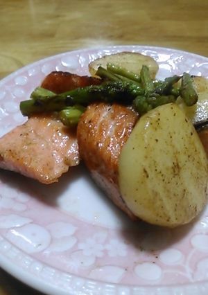 鮭とじゃが芋とアスパラのバター炒め-レシピのメイン写真