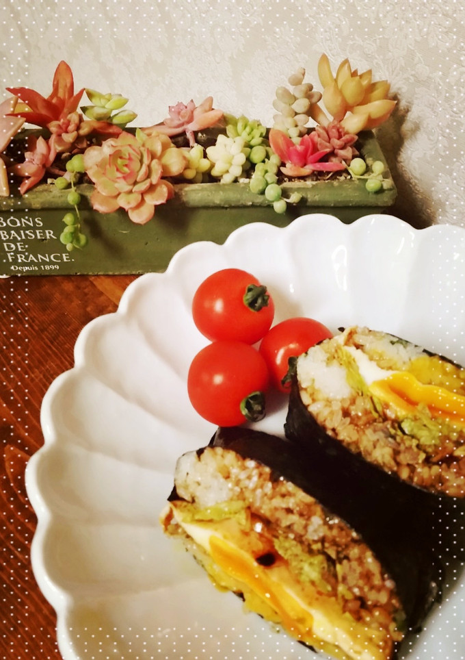 半熟卵と焼きそば味のおにぎらず-レシピのメイン写真