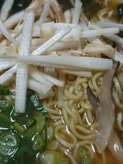 うど入り、ヒラタケとワカメだしの即席麺-レシピのメイン写真