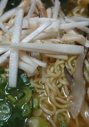うど入り、ヒラタケとワカメだしの即席麺-レシピのメイン写真