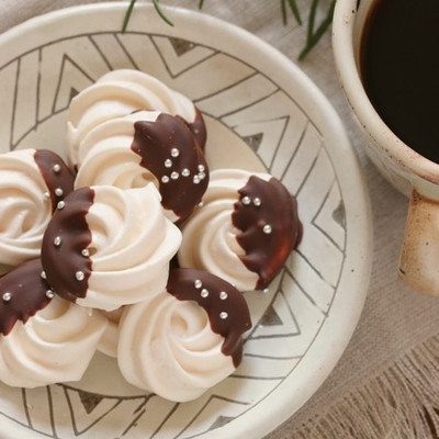 みんみんページ︎︎☺︎チョコドリップメレンゲプレッツェルクッキー あまじょっぱくて激うま❣️速攻完食しちゃうプレッツェルメレンゲ