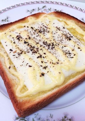簡単美味しい！マヨチーズ&バジルトースト-レシピのメイン写真