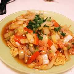 รูปของ 冷やし中華麺があんかけかた焼きそばに
