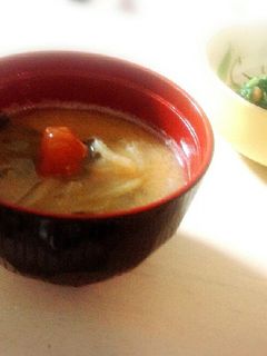 “梅干しのせ”玉ねぎ、ワカメの味噌汁-レシピのメイン写真