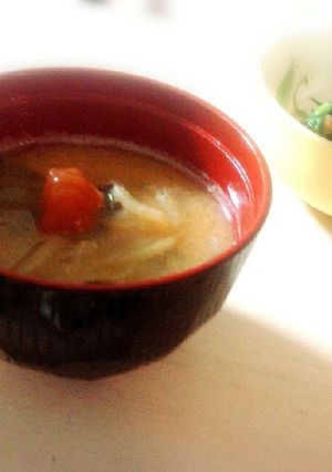 “梅干しのせ”玉ねぎ、ワカメの味噌汁-レシピのメイン写真