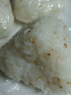 食欲そそるゴマおにぎり-レシピのメイン写真