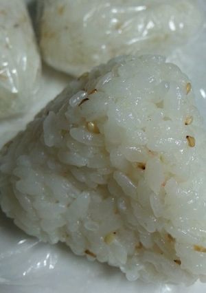 食欲そそるゴマおにぎり-レシピのメイン写真
