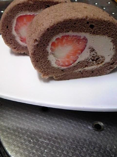 苺とチョコのロールケーキ-レシピのメイン写真